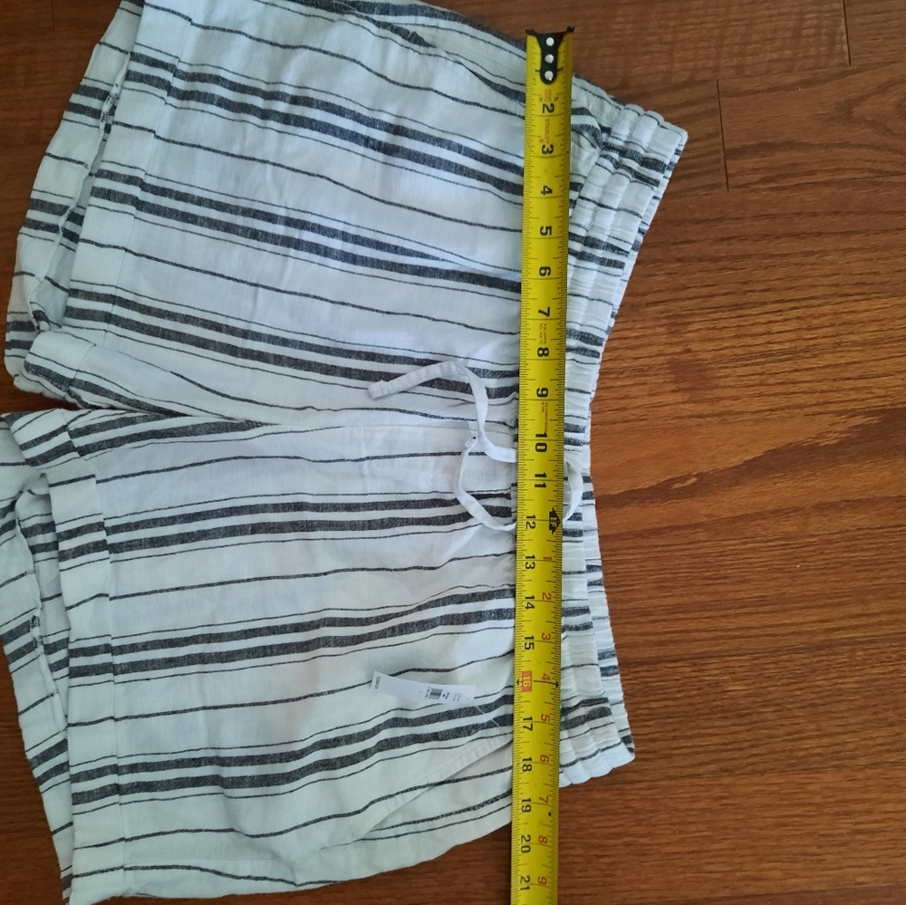 Midrise linen blend, cuffed shorts.